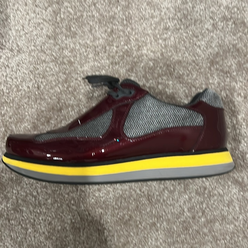 Prada - Picture 2 of 4